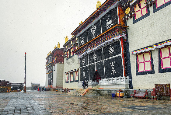 大雪飘飞中的松赞林寺图片