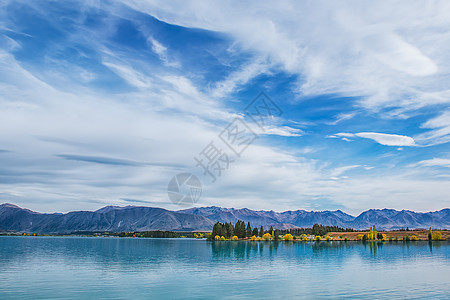 秋季的景色蓝天白云湖水和山峦背景