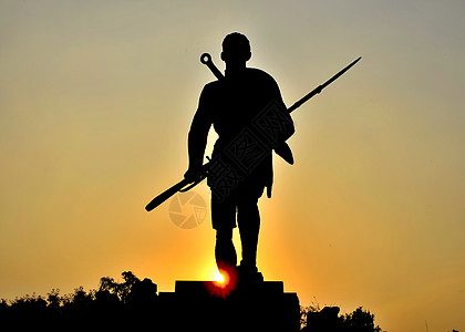 夕阳下劳动剪影抗战川军将士出川雕像在夕阳下的剪影背景