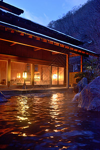 冬季傍晚浸泡在日本乡村温泉池中图片