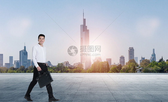 行走在职场路上的男性图片