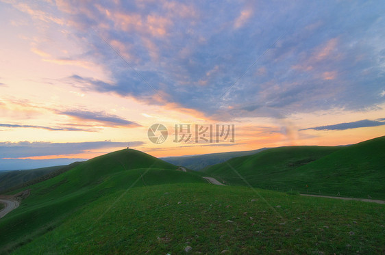 新疆特克斯草原日落图片