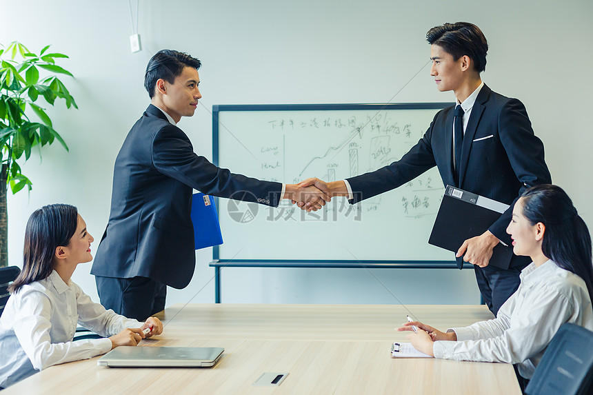 注重社交礼仪：私服中社交性强，玩家在与其他玩家交流时，需要注重礼仪，避免引起不必要的冲突。