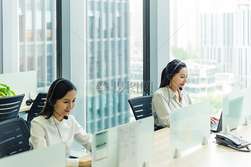 职场女客服工作接听图片