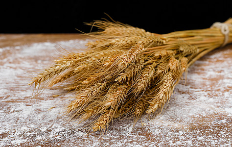 小麦和面粉家乡擀面杖高清图片
