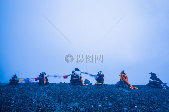 四川川西子梅垭口的玛尼堆图片