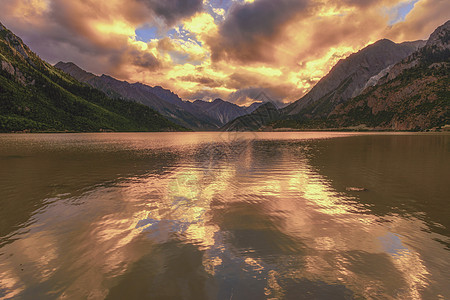 山峰黄昏美丽然乌湖的晚霞背景