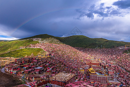 雨后的彩虹彩虹下的色达喇荣寺五明佛学院背景