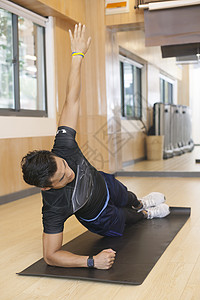 单臂俯卧撑男性在健身房健身背景