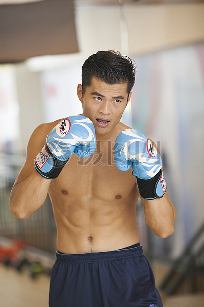 男性在健身房打拳击图片