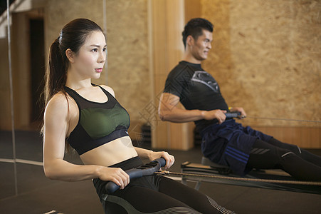 男性女性在健身房一起健身图片