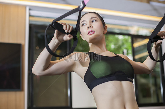 女性在健身房健身练习力量图片