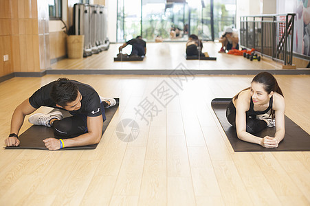 男性女性在健身房互动健身图片