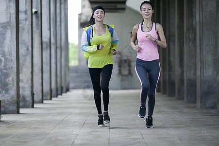 女孩在户外跑步锻炼图片