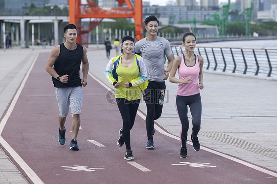 年轻男女在户外跑步锻炼图片