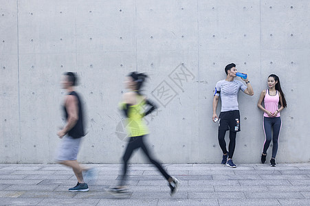 年轻男女在户外跑步锻炼图片