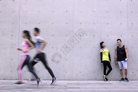 年轻男女在户外跑步锻炼图片