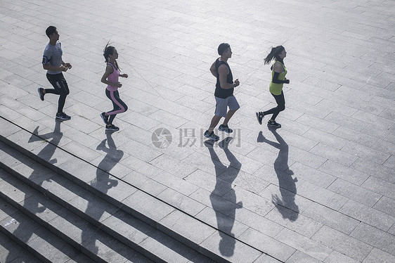 年轻男女在户外跑步锻炼图片