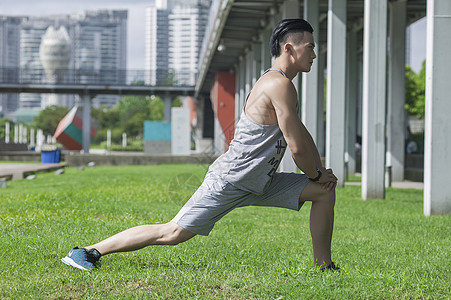 男孩在户外运动前热身运动图片