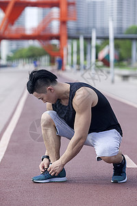 男性在户外做热身运动图片