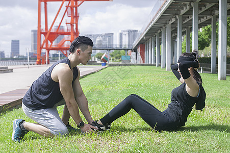 年轻男女在户外热身准备运动图片