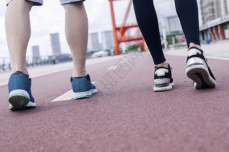 年轻男女在户外跑步锻炼背景图片