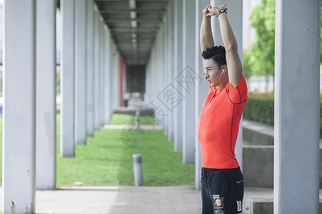 男性在户外运动场所做热身运动准备图片