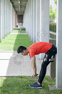 男性在户外运动场所做热身运动准备高清图片