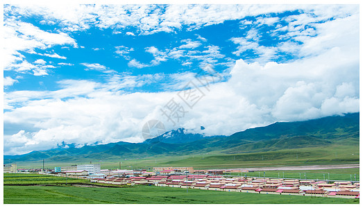 青海地图蓝天白云下的祁连山背景