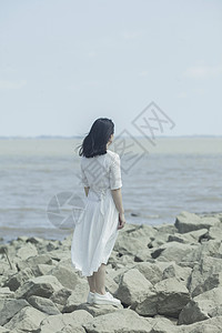 美女在江边望着远方图片
