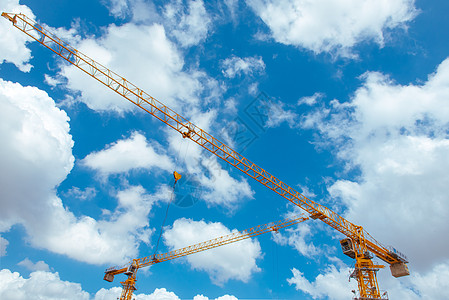 经济建设蓝天白云下工作的吊机背景
