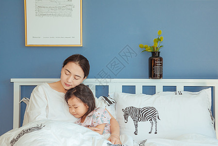 美女居家睡眠家庭卧室温馨母女背景