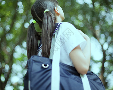 阳光大草坪小清新女孩背影背景