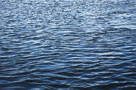 深邃的水面蓝色湖面高清图片