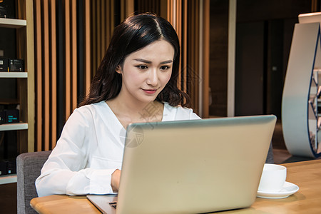 年轻女孩咖啡馆下午茶办公背景图片