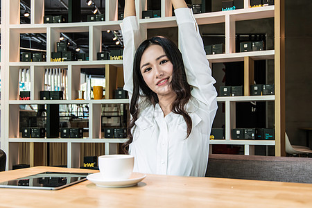 年轻女孩咖啡馆下午茶办公高清图片