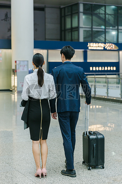 机场职业男女商务出行图片