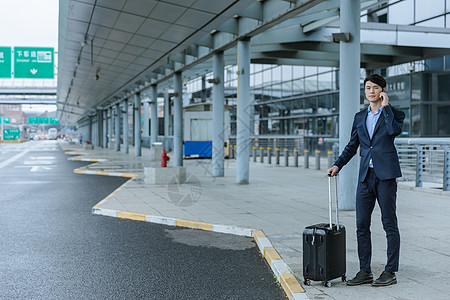 帅气正装商务人士出差机场出行背景