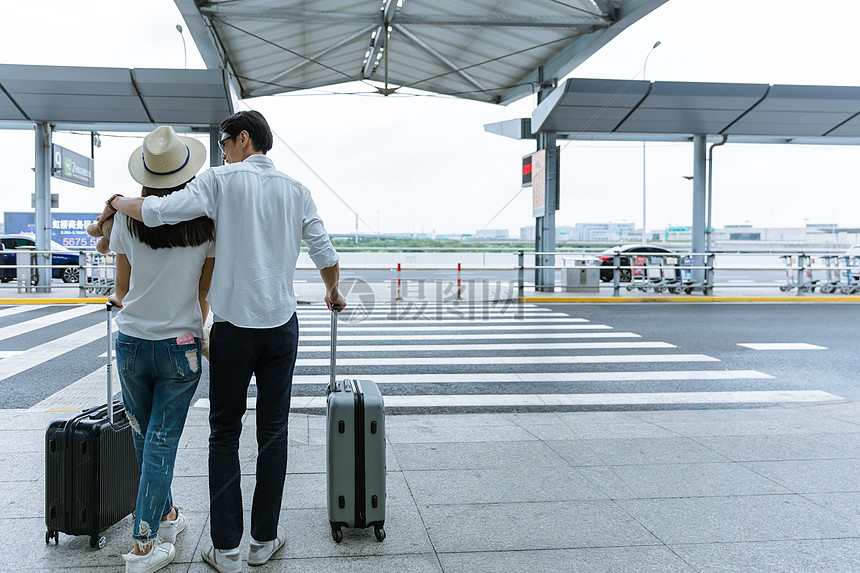 机场热恋情侣旅游出行图片