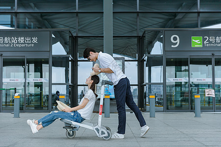 女推男的素材机场热恋情侣旅游出行背景