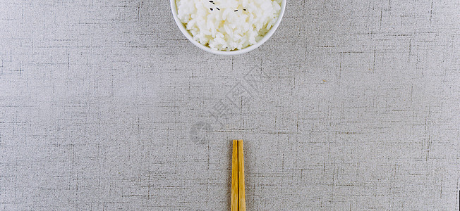 文艺干净的米饭和餐具图片
