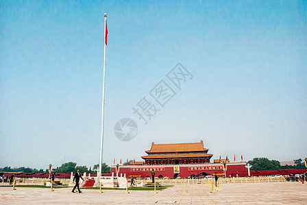 军人站在红旗前北京天安门广场背景