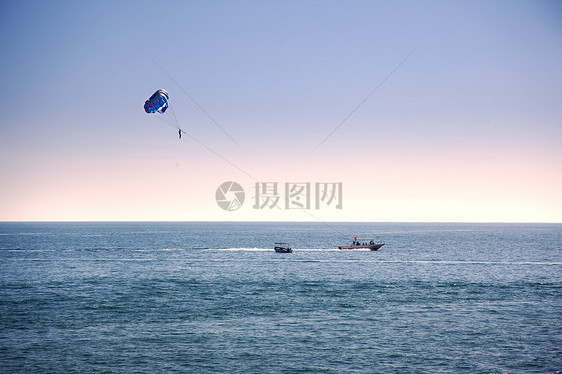 海上拖伞运动图片