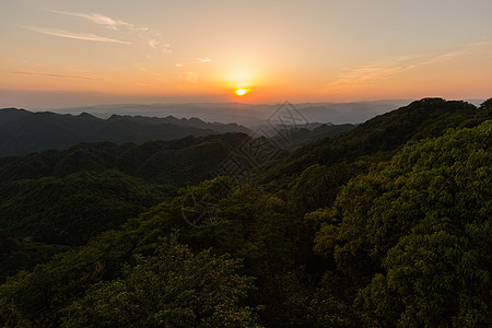 意境山峰深山里的日落背景