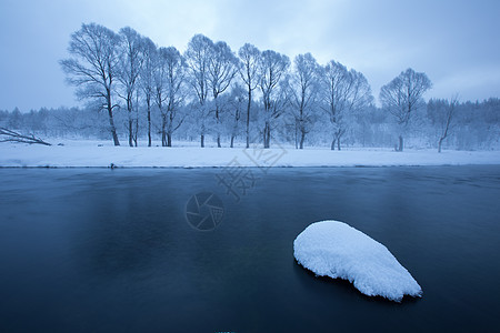 日出 山阿尔山不冻河边的冰雪背景