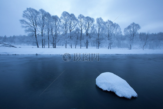 阿尔山不冻河边的冰雪图片