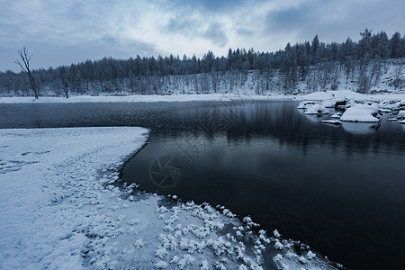 清新蓝天阿尔山不冻河边的冰雪背景