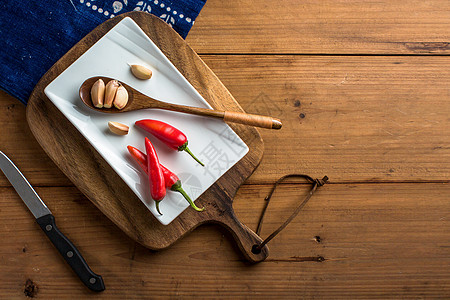红酥肉菜板上的辣椒和大蒜背景