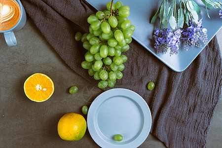 手葡萄文艺水果果盘与咖啡美食背景