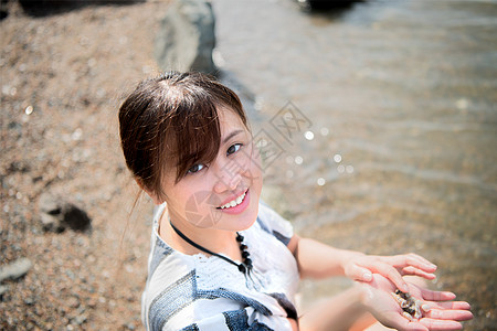 海边美少女清晨海边捧水的美少女背景